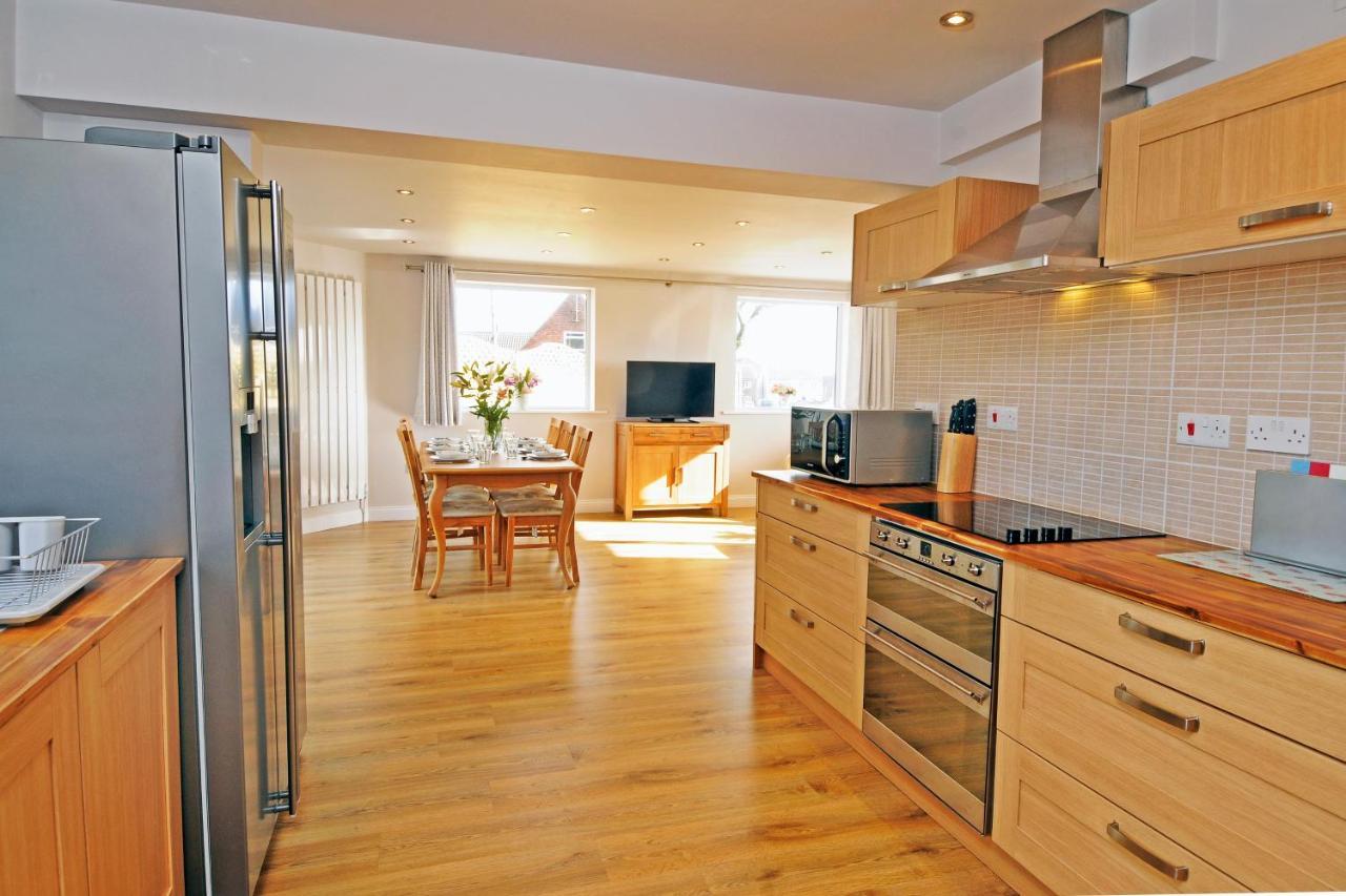 Whitby Spacious Rugby Field Cottage With Off-Street Parking And Ev Fast Point For Electric Cars Ngoại thất bức ảnh