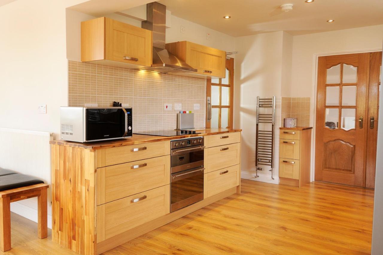 Whitby Spacious Rugby Field Cottage With Off-Street Parking And Ev Fast Point For Electric Cars Ngoại thất bức ảnh