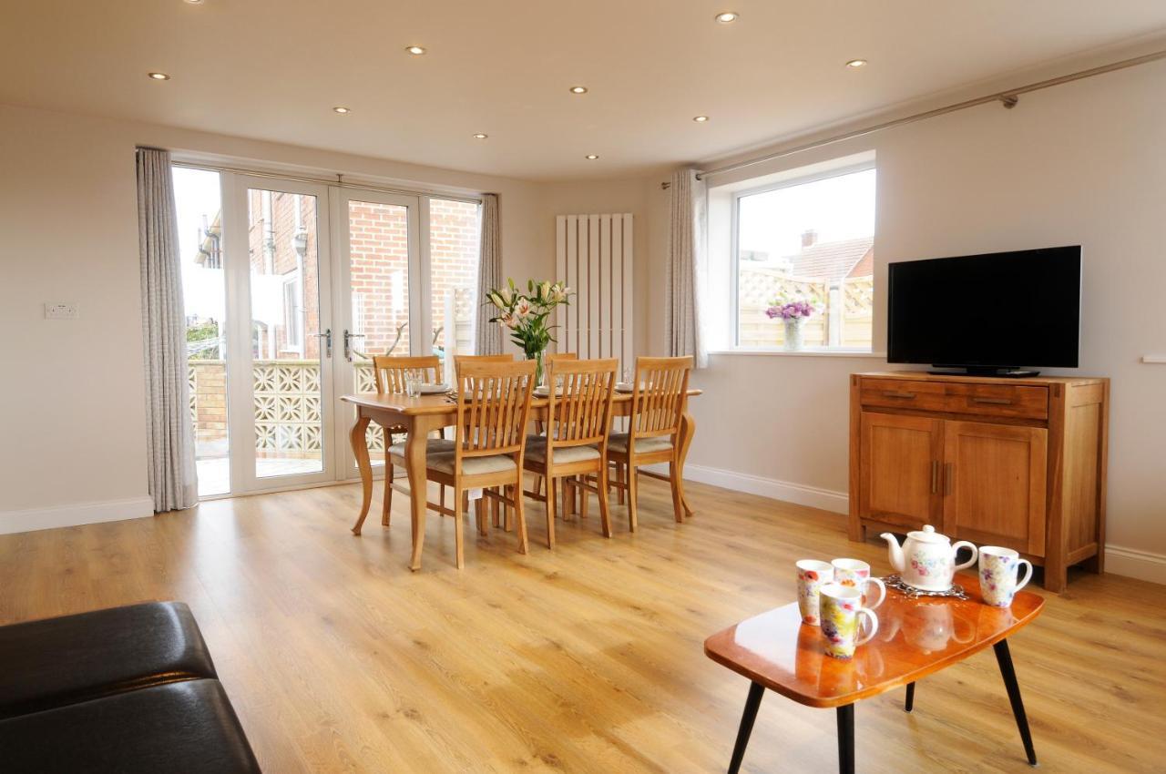 Whitby Spacious Rugby Field Cottage With Off-Street Parking And Ev Fast Point For Electric Cars Ngoại thất bức ảnh